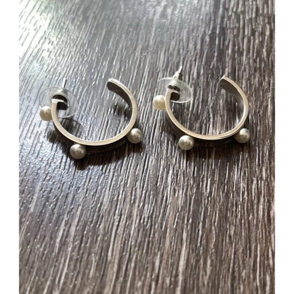 Vintage Majorica Women’s White 3 Pearl Silver Tone Hoop Earrings 1” RARE - Picture 1 of 13